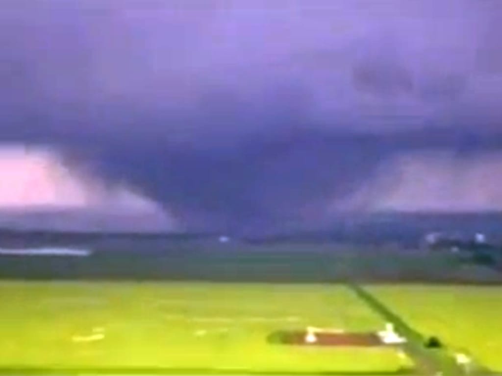 Imagem do Youtube do tornado a 320 km/hora em Oklahoma
