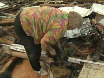Sobrevivente do tornado encontra cão quando dá entrevista - TVI