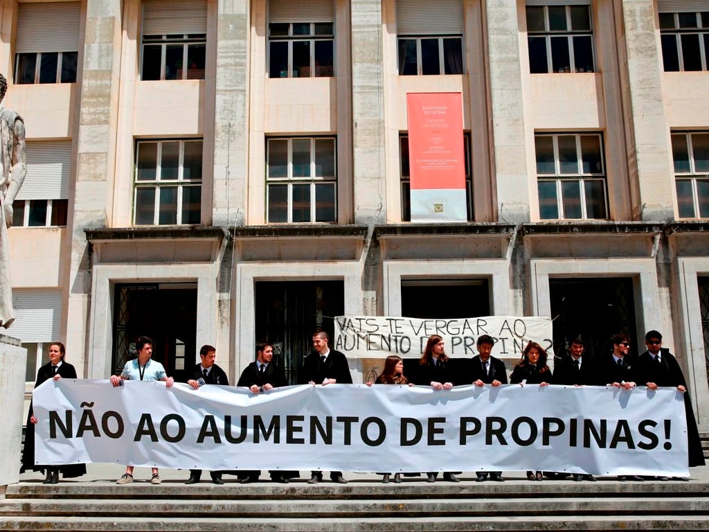 Estudantes de Coimbra manifestam-se e exigem congelamento de propinas (Lusa)