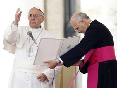 Papa substitui número dois do Vaticano - TVI