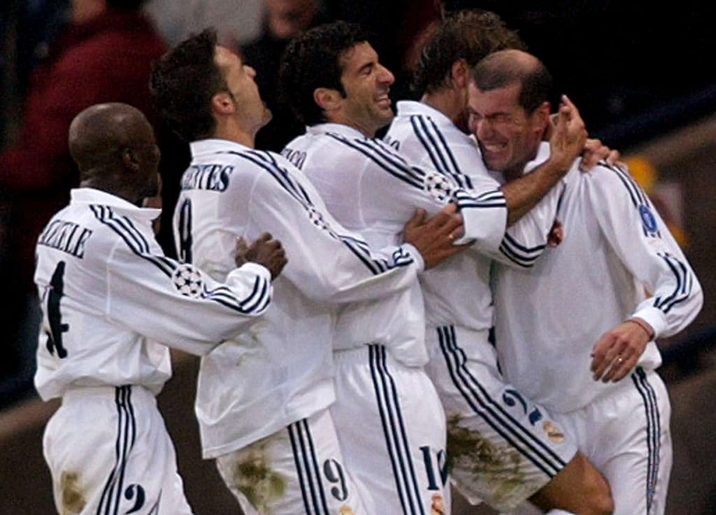 15/5/2002: Figo festeja com os companheiros do Real Madrid o golo de Zidane ao Leverkusen que vale a Liga dos Campeões (Reuters)