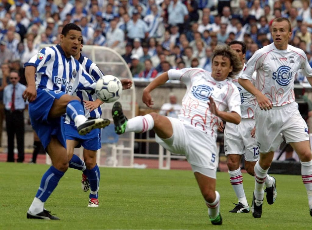 15/6/2003: Com um golo de Derlei, o F.C. Porto termina uma temporada de sonho conquistando a Taça de Portugal diante do U. Leiria (Reuters/José Manuel Ribeiro)