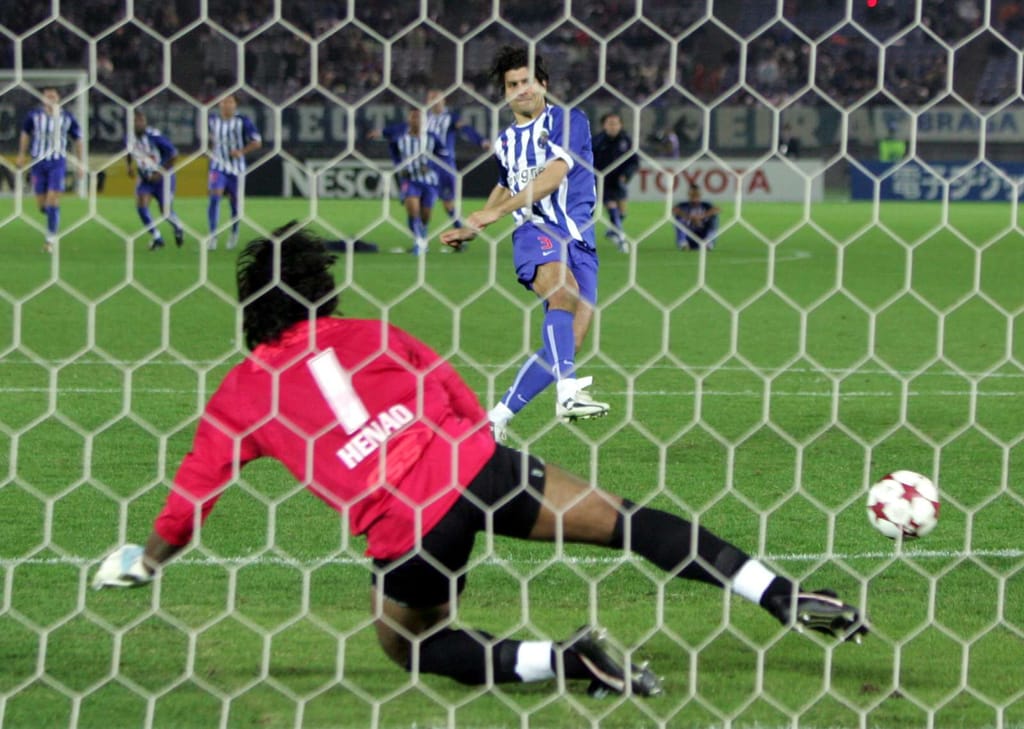 12/12/2004: Pedro Emanuel converte o pontapé que dá a última Taça Intercontinental da história ao F.C. Porto, na decisão com o Once Caldas (Reuters/Yuriko Nakao)