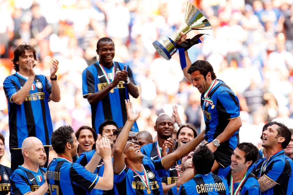 31/5/2009: no Giuseppe Meazza, Figo termina a carreira, erguendo o troféu de campeão perante o aplauso dos companheiros do Inter (Reuters/Alessandro Garofalo)