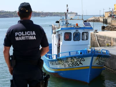 Polícia Marítima investiga derrame de hidrocarbonetos no porto de Sines - TVI