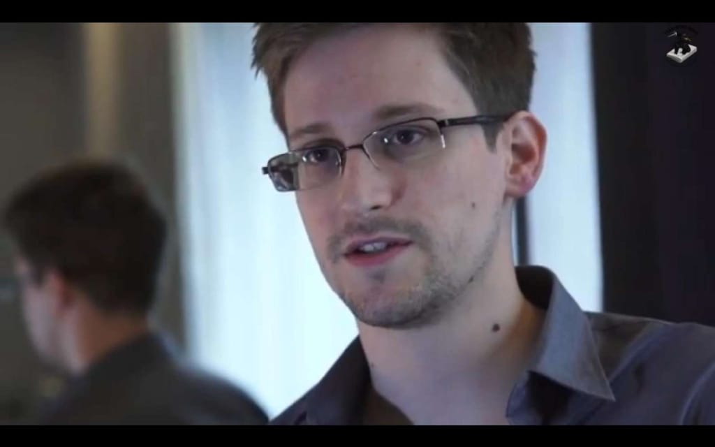 Edward Snowden em entrevista ao jornal «The Guardian», onde denunciou que os Estados Unidos e o Reino Unido têm programas secretos de vigilância do mundo