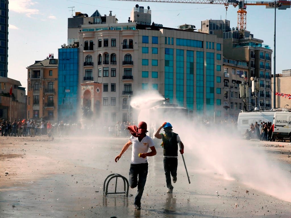 Confrontos entre manifestantes e polícia em Istambul (Reuters)