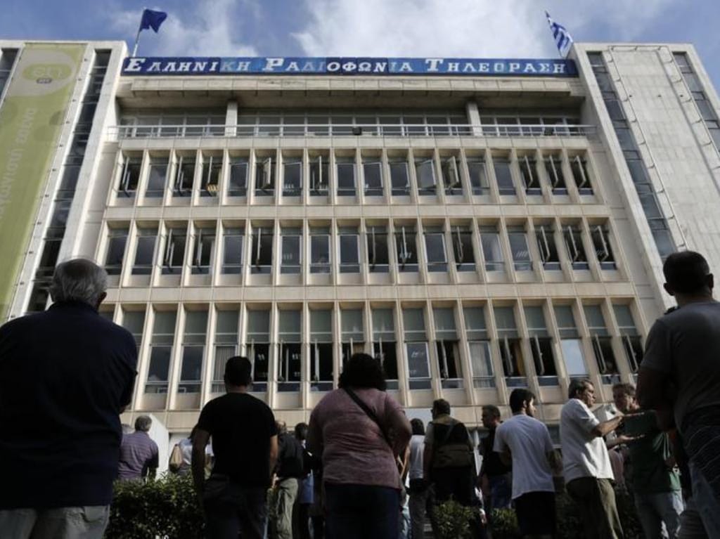 Trabalhadores barricados na estação pública de televisão grega [Reuters]