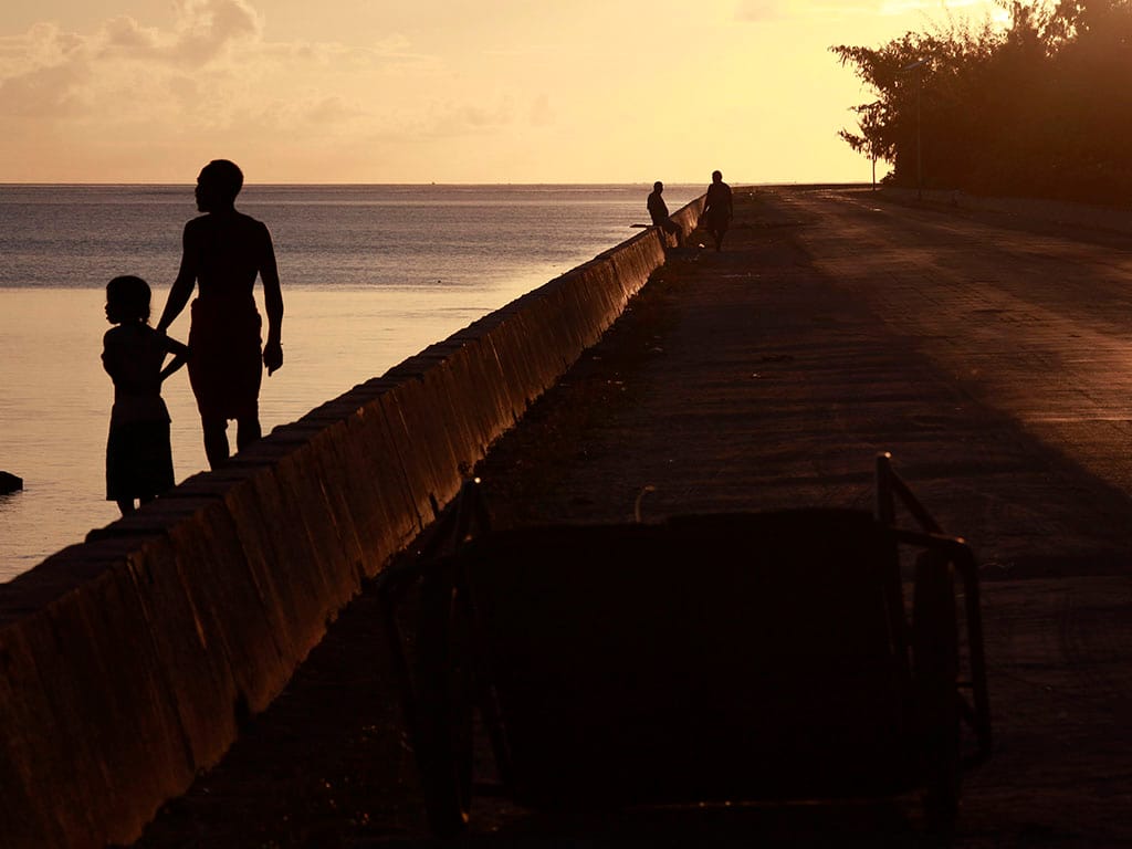 Kiribati, este país da Micronésia vai ser engolido pelo mar nos próximos 60 anos. Um documentário fotográfico de David Gray (Reuters)