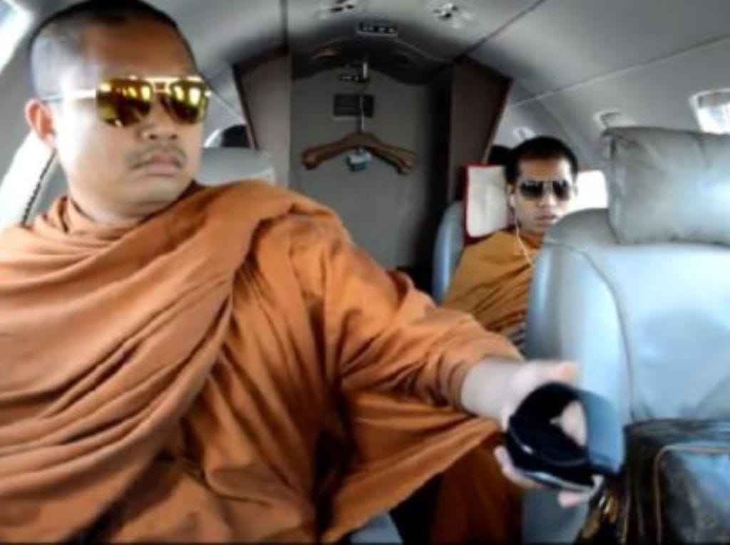 Monges budistas em avião privado e com marcas caras