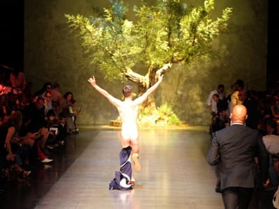 Homem nu invade a semana da moda em Milão - TVI