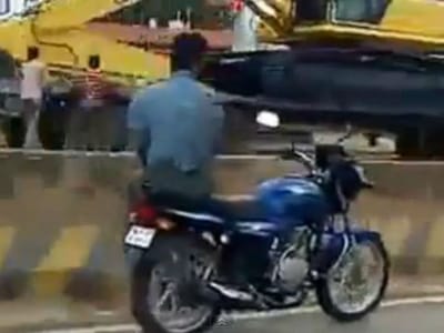 Vídeo: homem anda de mota sem tocar no volante - TVI