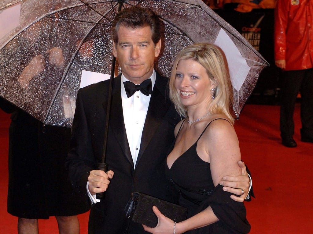 Pierce Brosnan e a filha, Charlotte, na gala dos BAFTA 2006 (EPA)