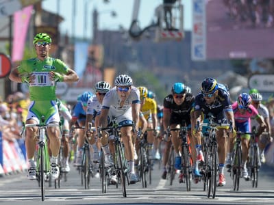 Tour: photo finish dá terceira vitória a Peter Sagan - TVI