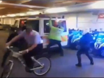 Vídeo: Polícias da Scotland Yard dançam Harlem Shake - TVI