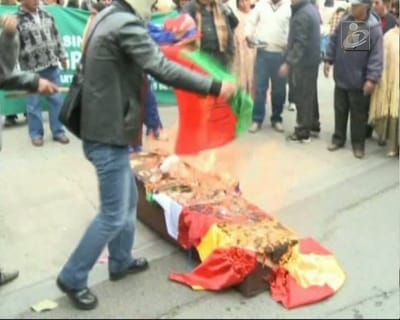 Bandeira de Portugal queimada na Bolívia - TVI