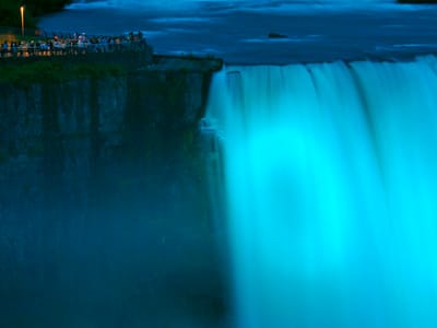 Cataratas do Niagara pintadas de azul para dar as boas-vindas ao bebé real - TVI