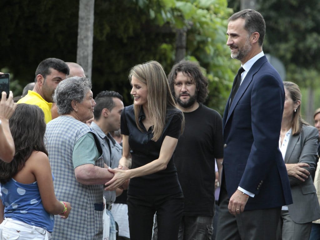 Príncipes de Espanha visitam local do acidente /EPA)