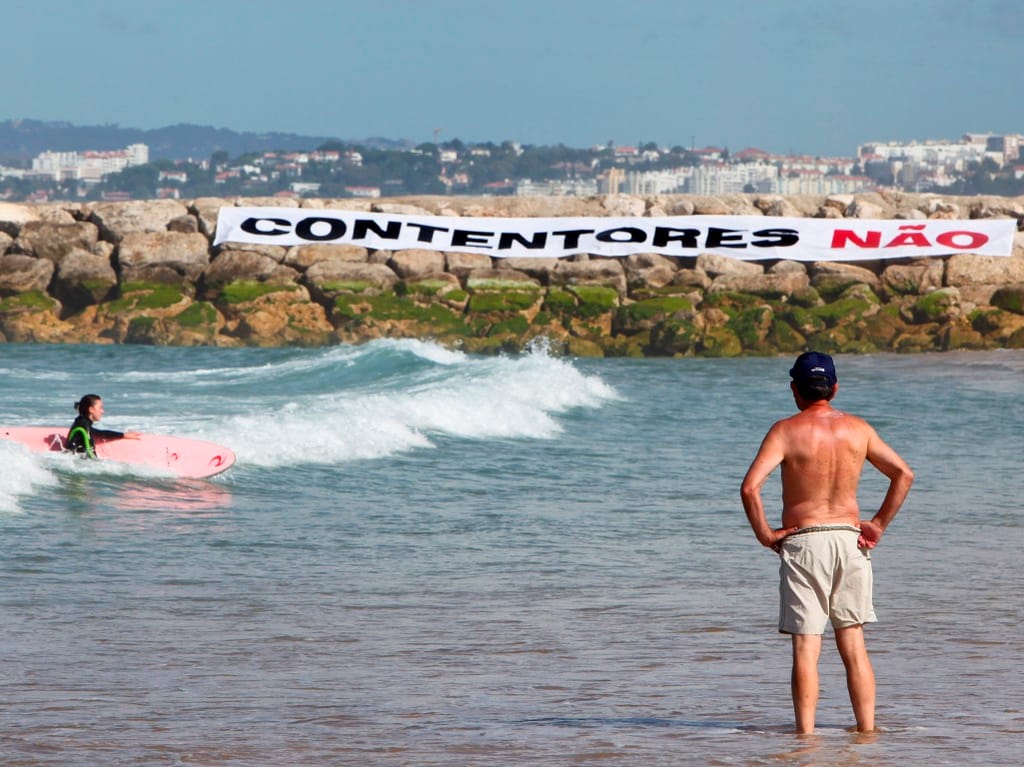 Surfistas manifestam-se contra terminal na Trafaria (LUSA)