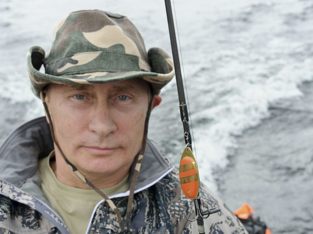 Vladimir Putin pesca e beija peixe (Reuters)