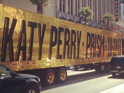 Katy Perry anuncia novo álbum à boleia de camião dourado - TVI