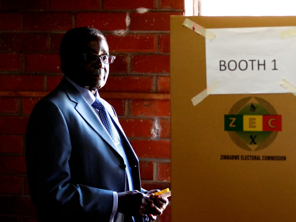 O atual presidente do Zimbábue, Robert Mugabe, antes de ir entregar o seu voto (Reuters)