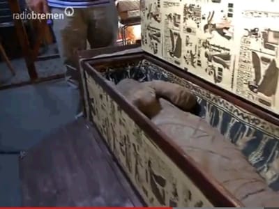 Estudantes descobrem múmia com sete mil anos por acaso - TVI