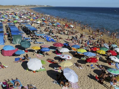 Cinco praias interditadas no Algarve devido a contaminação da água - TVI