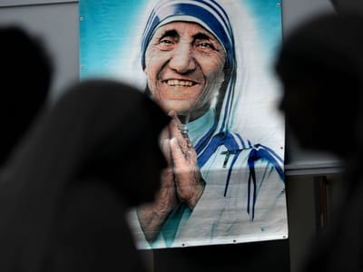 Papa aprova canonização de madre Teresa de Calcutá - TVI