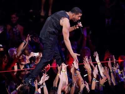 Drake para concerto depois de apanhar fã a apalpar mulheres - TVI
