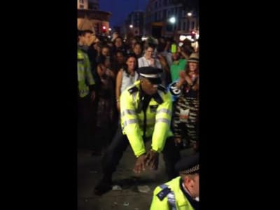 Polícias juntam-se ao carnaval londrino... para dançar - TVI
