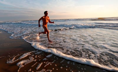 Norte sem praias legalizadas leva nudistas para a Galiza - TVI