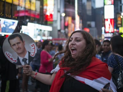 Centenas de pessoas em Times Square contra ataque à Síria - TVI