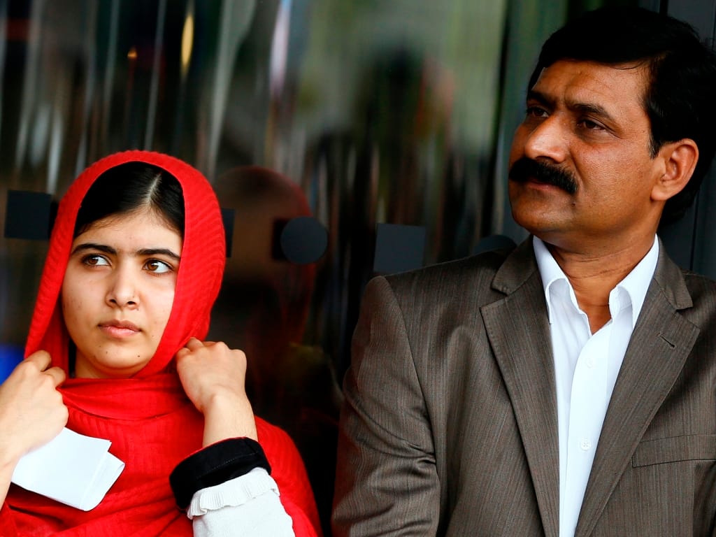 Malala Yousafzai com o pai Ziauddin (REUTERS/Darren Staples)