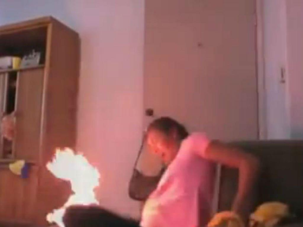 Jovem começa a arder enquanto dança (Youtube/Reprodução)