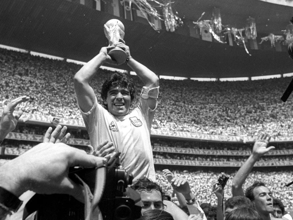Maradona levanta o troféu do Mundial 1986 (reuters)