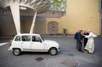 Papa Francisco recebe Renaut 4L - TVI