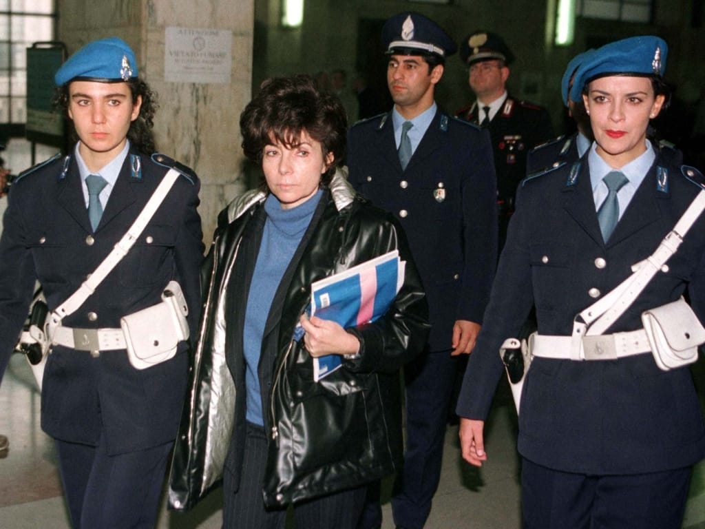 Patrizia Reggiani à saída de audiência no tribunal de Milão em 1998 (REUTERS)