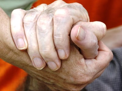 Mitos levam a sociedade a "marginalizar" o amor entre os mais velhos - TVI
