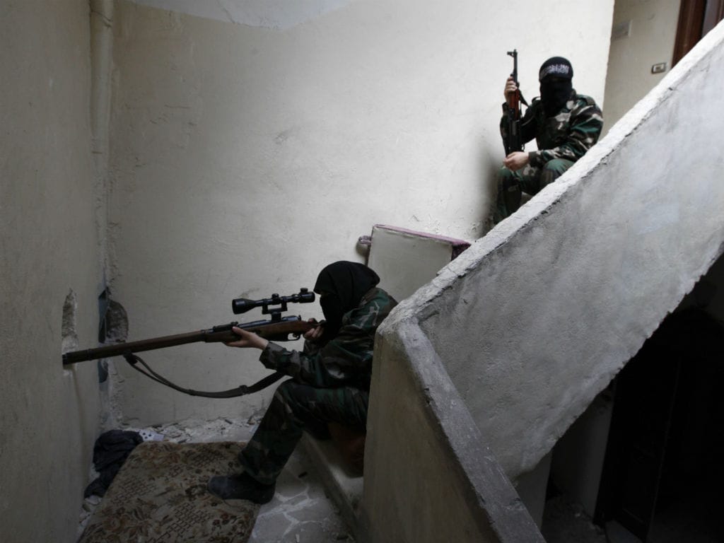 Rebeldes sírios também são mulheres (Reuters)