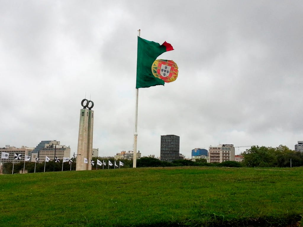 Bandeira de Portugal rasgada devido ao vento forte( Lusa)
