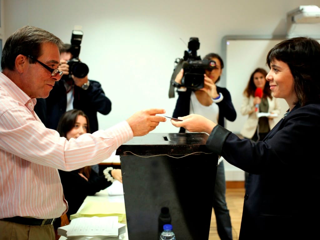 Catarina Martins vota nas eleições autárquicas 2013 (Lusa)