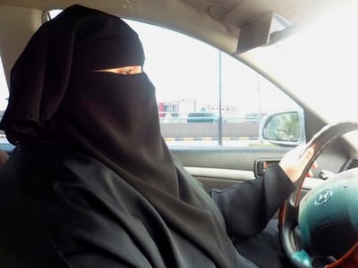 Mulheres não podem conduzir para «proteger sociedade do mal» - TVI