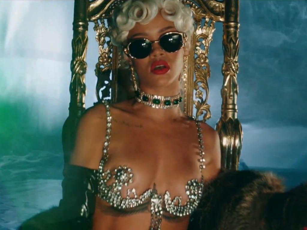 Rihanna no vídeo do single «Pour It Up»