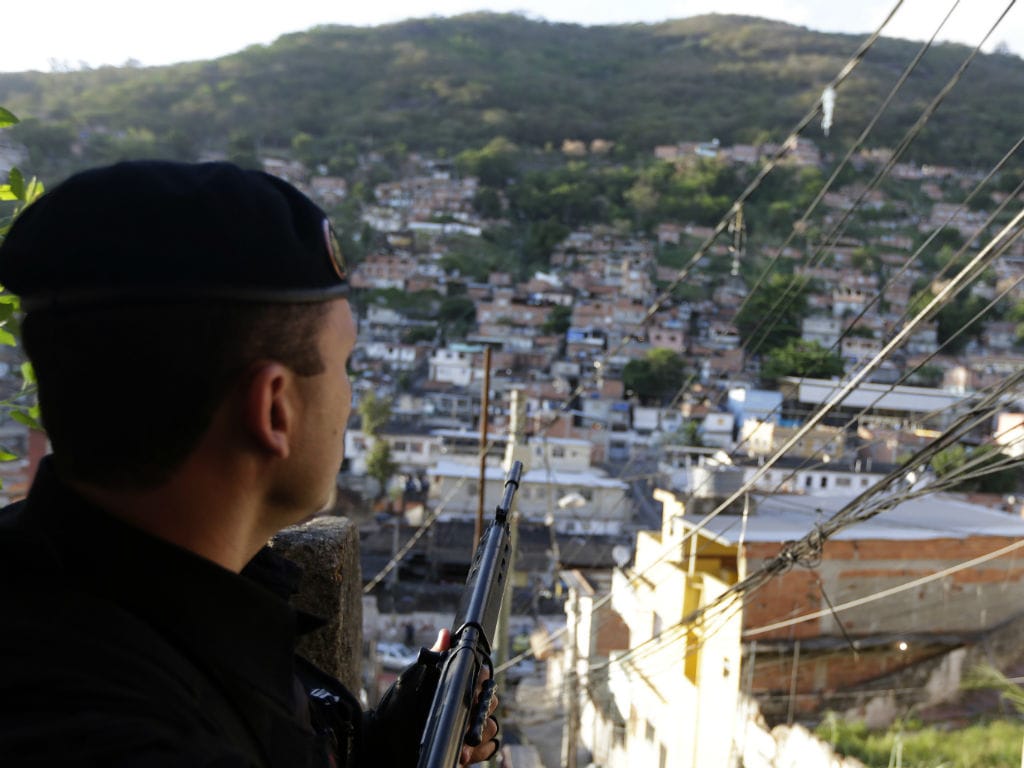 Brasil: polícia ocupa conjunto de favelas no Rio de Janeiro (Reuters)