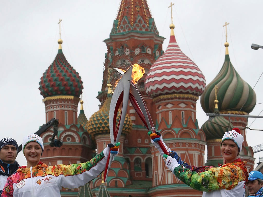 Tocha olímpica encontra urso Mischa (Reuters)