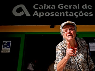 Meia centena de pensionistas concentrados frente à Caixa Geral de Aposentações - TVI