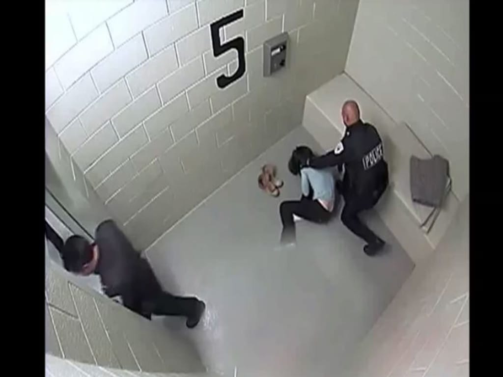 Vídeo mostra americana a ser agredida numa esquadra em Chicago (Foto Reprodução Youtube)
