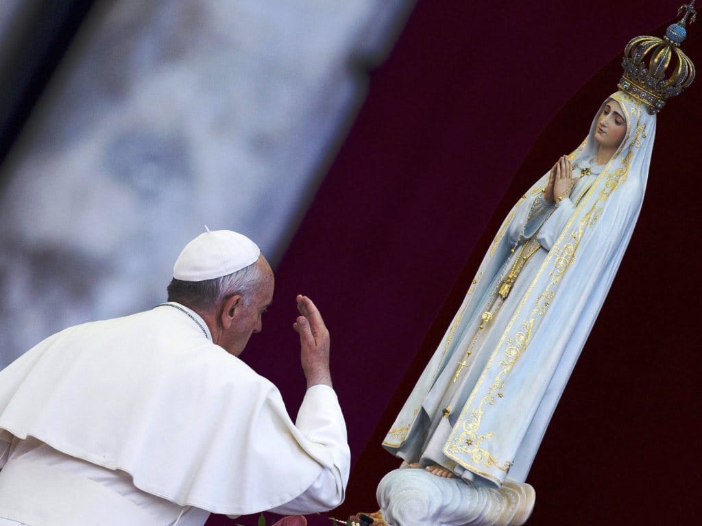 Papa Francisco com imagem de Nossa Senhora de Fátima, no Vaticano, a 13 de outubro de 2013 (EPA, Claudio Peri)