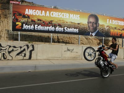 Polícia angolana trava manifestação de jovens  - TVI